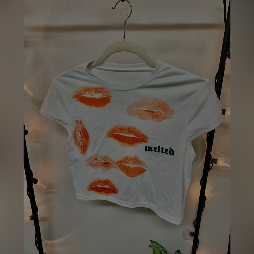 Women’s cute kiss crop top
